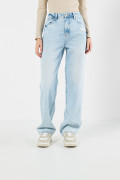 Jean azul claro tipo 90´S con ligeros desgastes y bota recta