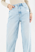 Jean azul claro tipo 90´S con ligeros desgastes y bota recta