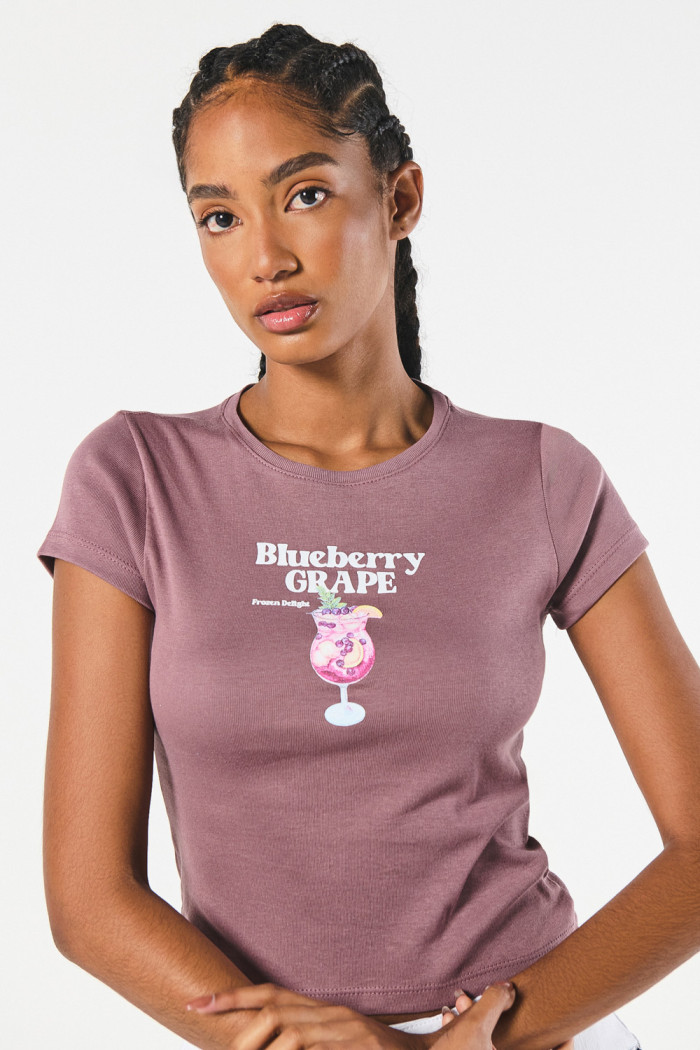 Camiseta manga corta en rib unicolor con diseño de bebida