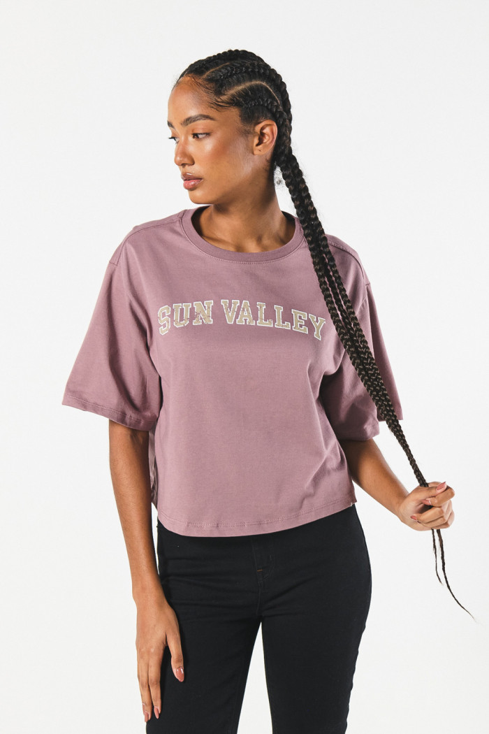 Camiseta crop top oversize lila con texto college