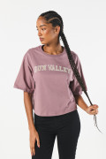 Camiseta crop top oversize lila con texto college