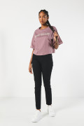 Camiseta crop top oversize lila con texto college