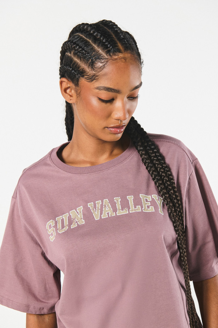Camiseta crop top oversize lila con texto college
