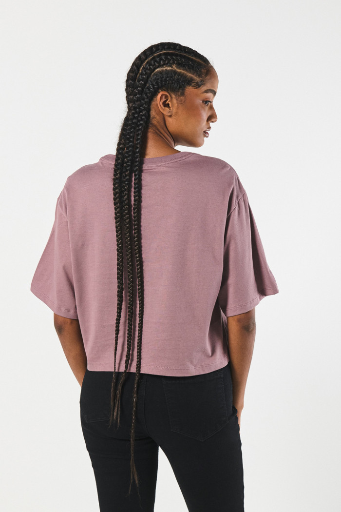 Camiseta crop top oversize lila con texto college