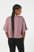 Camiseta crop top oversize lila con texto college