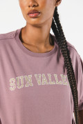 Camiseta crop top oversize lila con texto college
