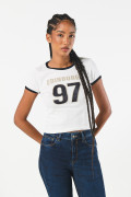 Camiseta college crema con contrastes negros y manga corta