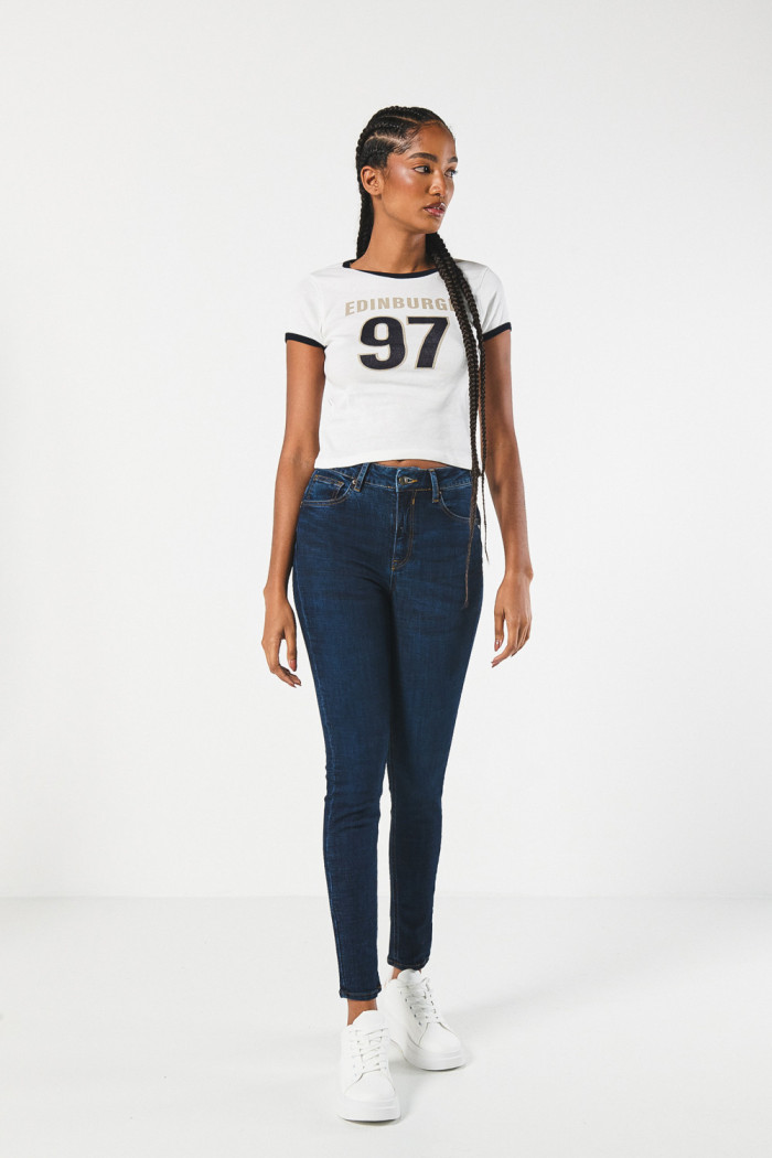 Camiseta college crema con contrastes negros y manga corta