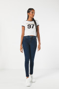 Camiseta college crema con contrastes negros y manga corta