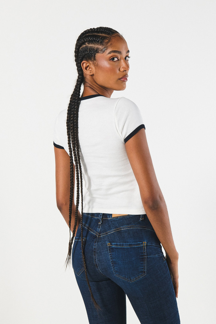 Camiseta college crema con contrastes negros y manga corta