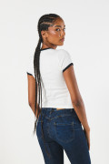 Camiseta college crema con contrastes negros y manga corta