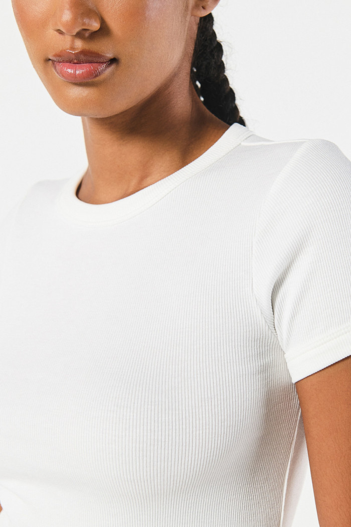 Camiseta con texturas de canal unicolor y manga corta