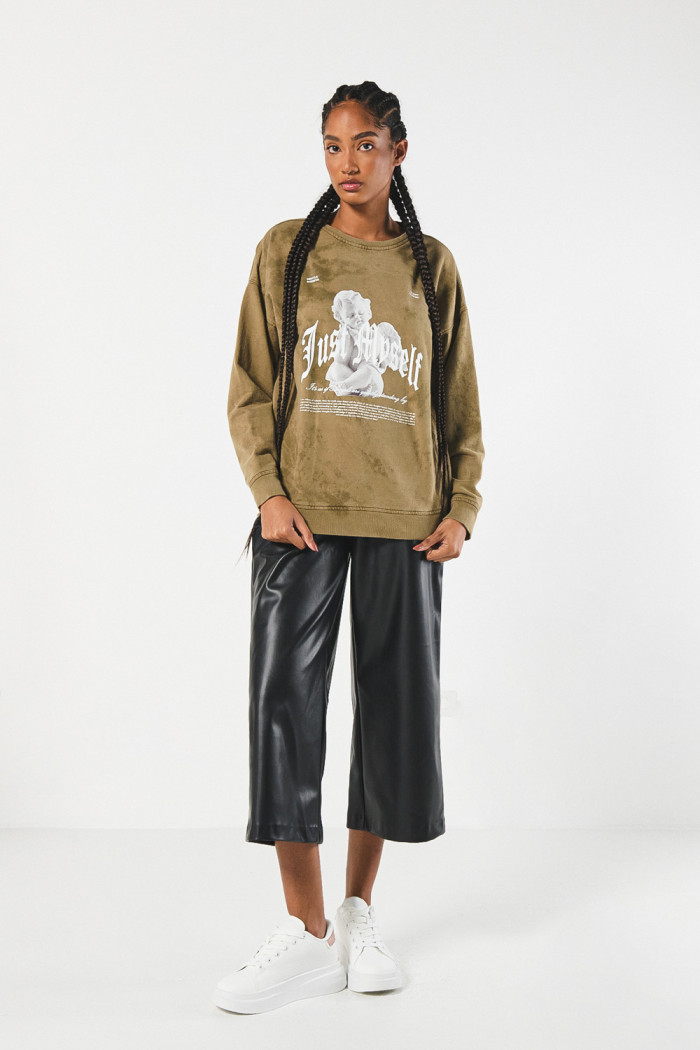 Buzo kaki oversize cuello redondo con diseño celestial