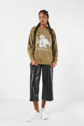 Buzo kaki oversize cuello redondo con diseño celestial