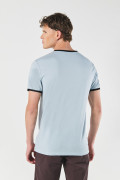 Camiseta manga corta azul college con contrastes