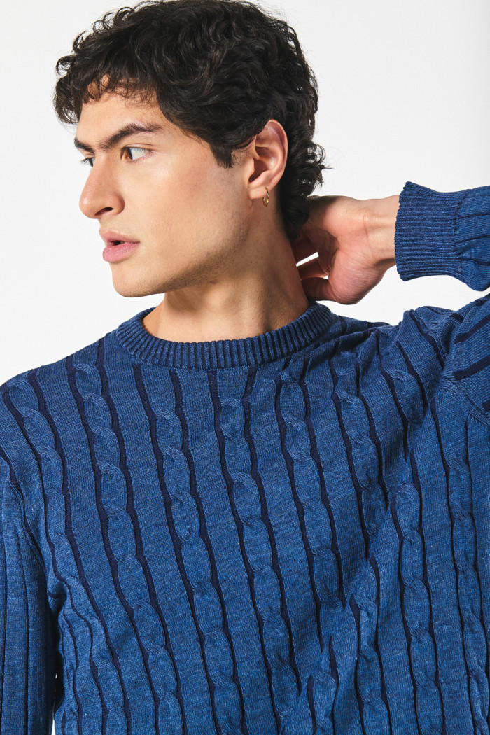 Suéter tejido azul intenso cuello redondo con trenzas
