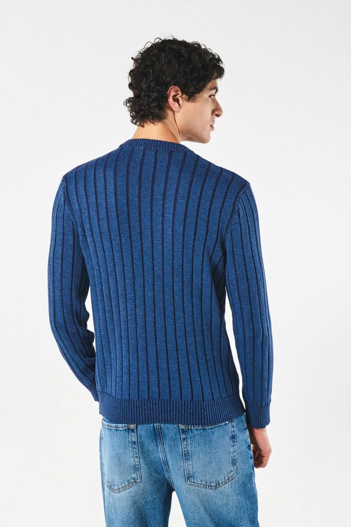 Suéter tejido azul intenso cuello redondo con trenzas