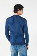 Suéter tejido azul intenso cuello redondo con trenzas