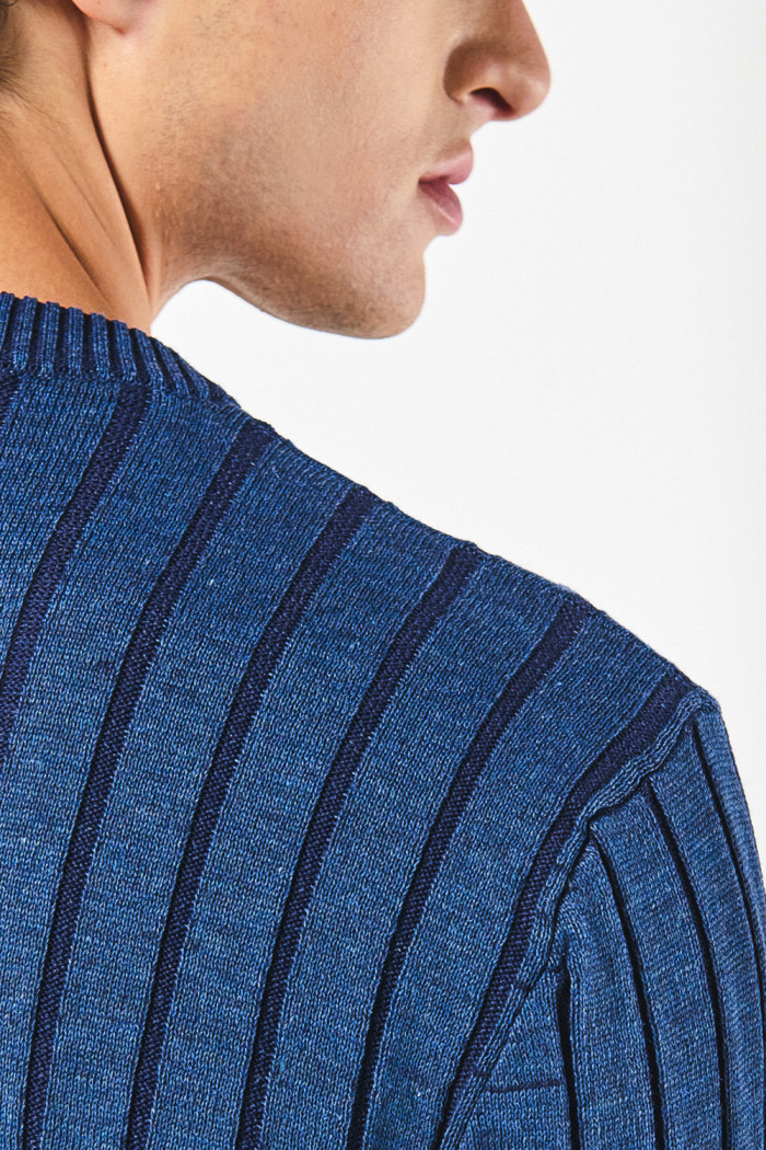 Suéter tejido azul intenso cuello redondo con trenzas