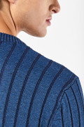 Suéter tejido azul intenso cuello redondo con trenzas