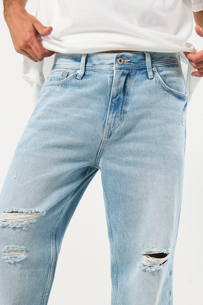 Jean azul claro 90´S con bota ancha, rotos y tiro medio