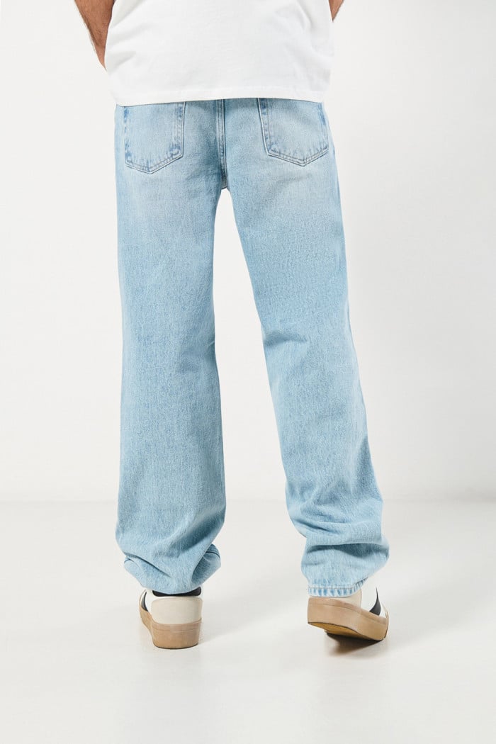 Jean azul claro 90´S con bota ancha, rotos y tiro medio
