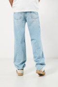 Jean azul claro 90´S con bota ancha, rotos y tiro medio
