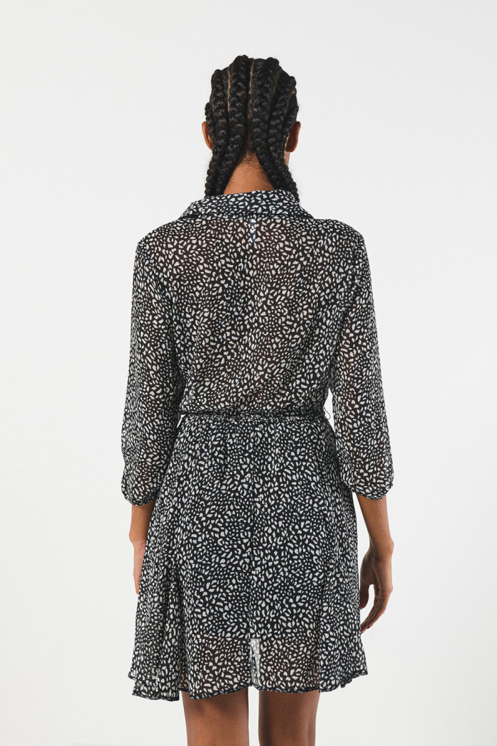 Vestido negro corto con cinturón y cuello camisero