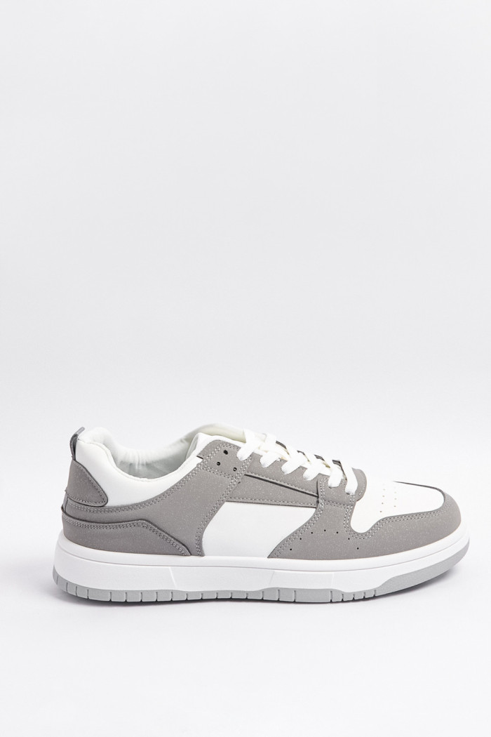 Tenis unicolores casuales con cortes blancos y cordones
