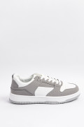 Tenis unicolores casuales con cortes blancos y cordones
