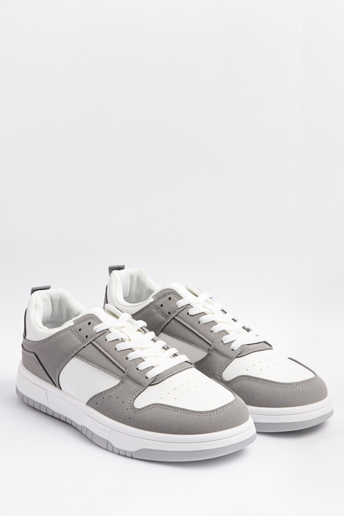 Tenis unicolores casuales con cortes blancos y cordones
