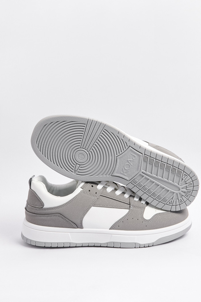 Tenis unicolores casuales con cortes blancos y cordones
