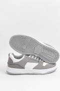 Tenis unicolores casuales con cortes blancos y cordones
