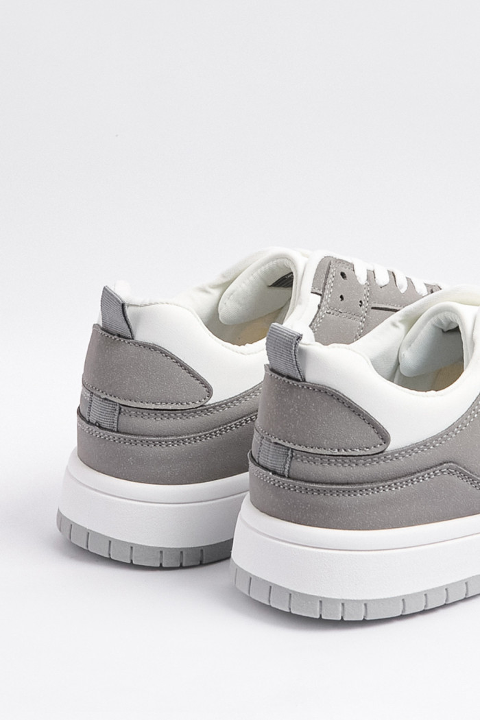 Tenis unicolores casuales con cortes blancos y cordones
