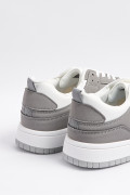 Tenis unicolores casuales con cortes blancos y cordones
