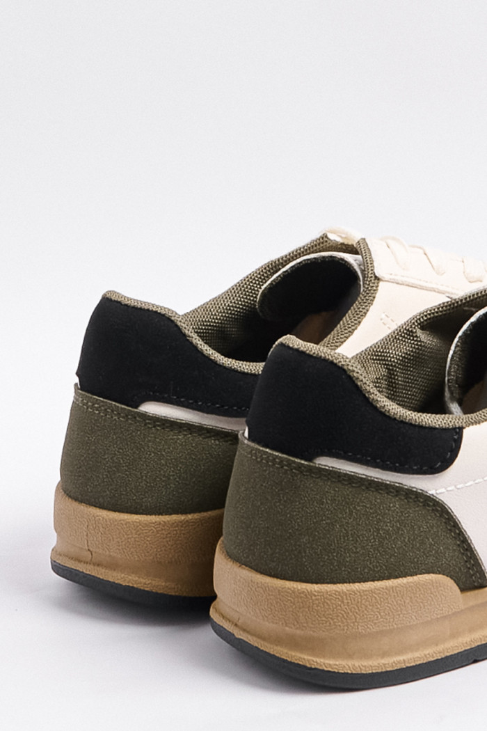 Tenis cremas claros casuales con contrastes y cortes