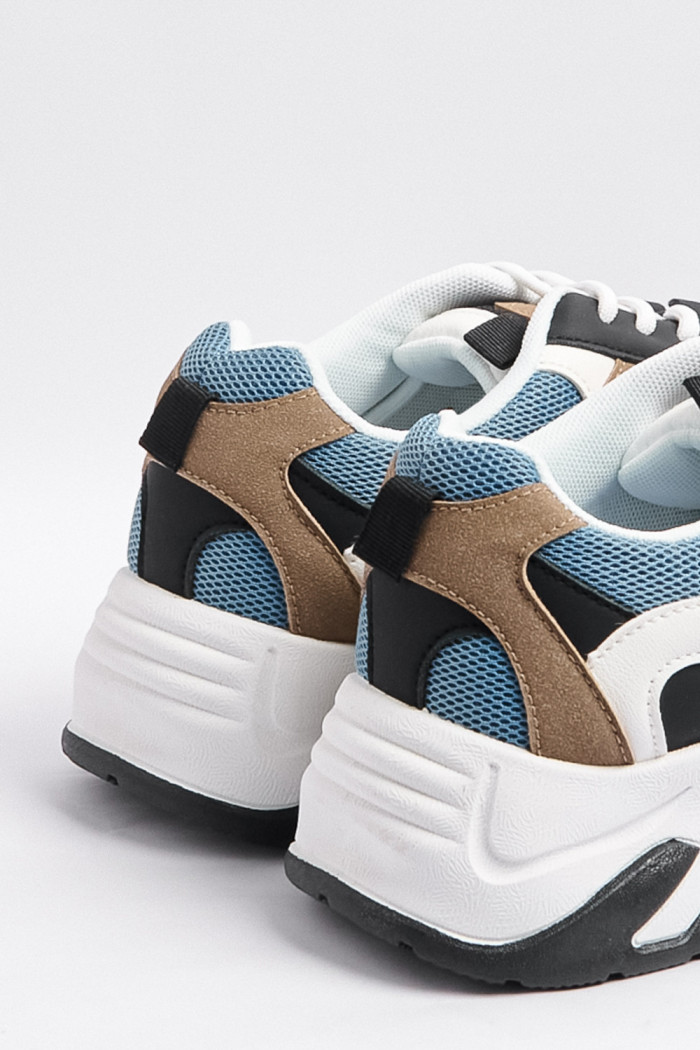 Tenis negros de plataforma con cortes en contraste