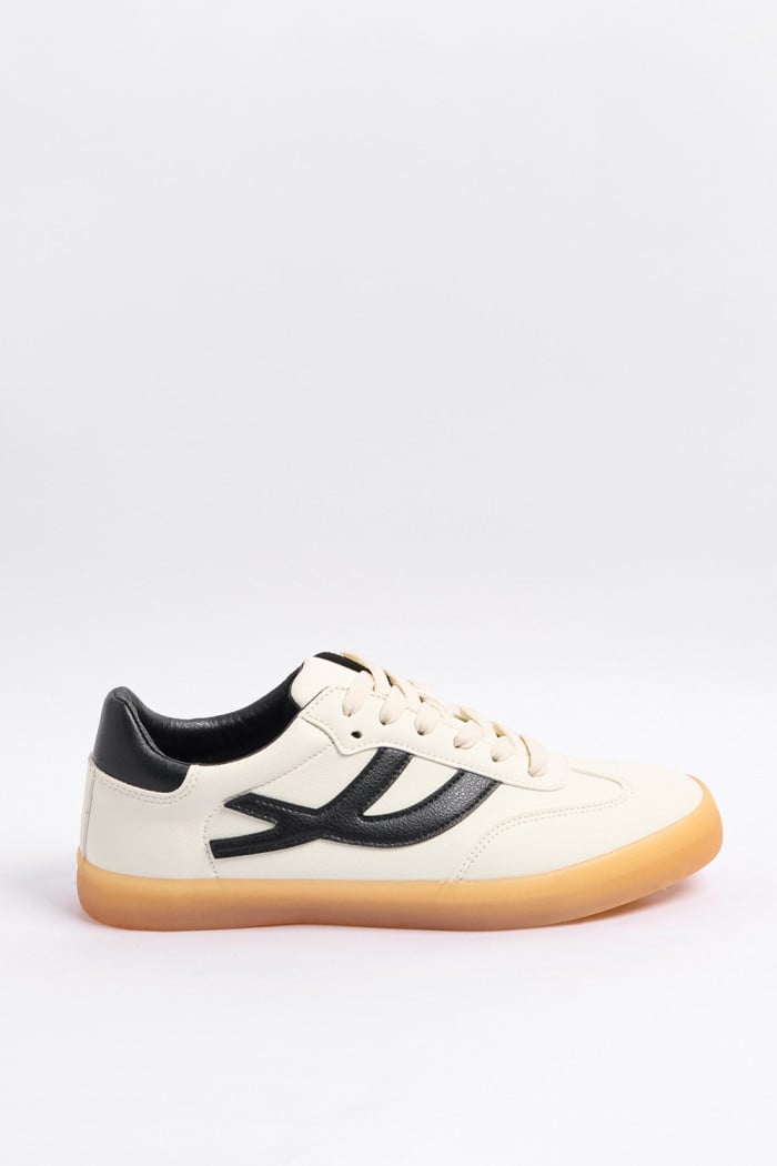 Tenis casuales cremas con suelas planas traslúcidas
