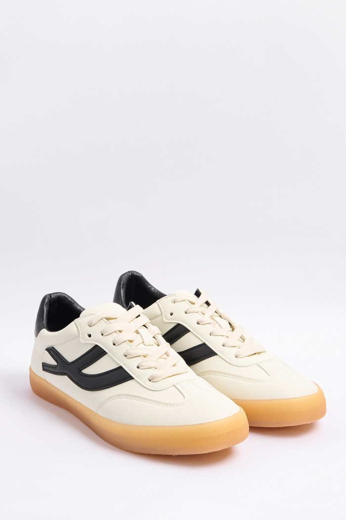 Tenis casuales cremas con suelas planas traslúcidas