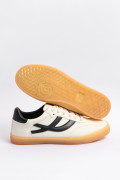 Tenis casuales cremas con suelas planas traslúcidas