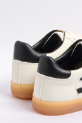 Tenis casuales cremas con suelas planas traslúcidas