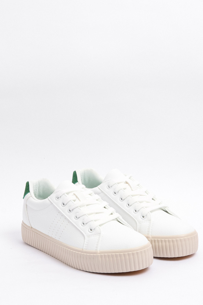 Tenis casuales unicolores con contraste y perforaciones