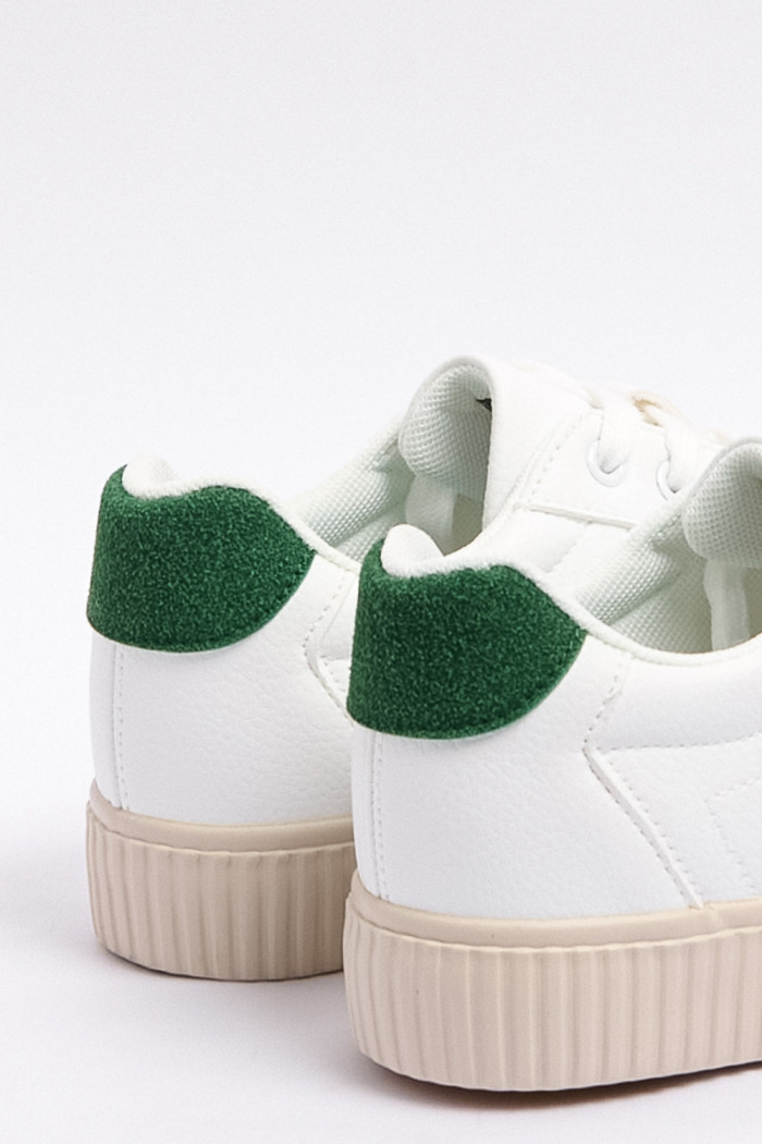 Tenis casuales unicolores con contraste y perforaciones