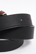 Cinturón negro con triple trabilla y hebilla cuadrada