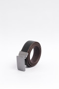 Cinturón negro reversible con hebilla rectangular metálica