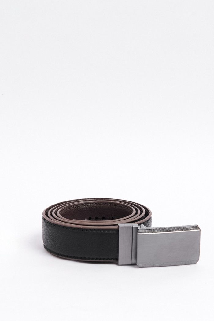 Cinturón negro reversible con hebilla rectangular metálica