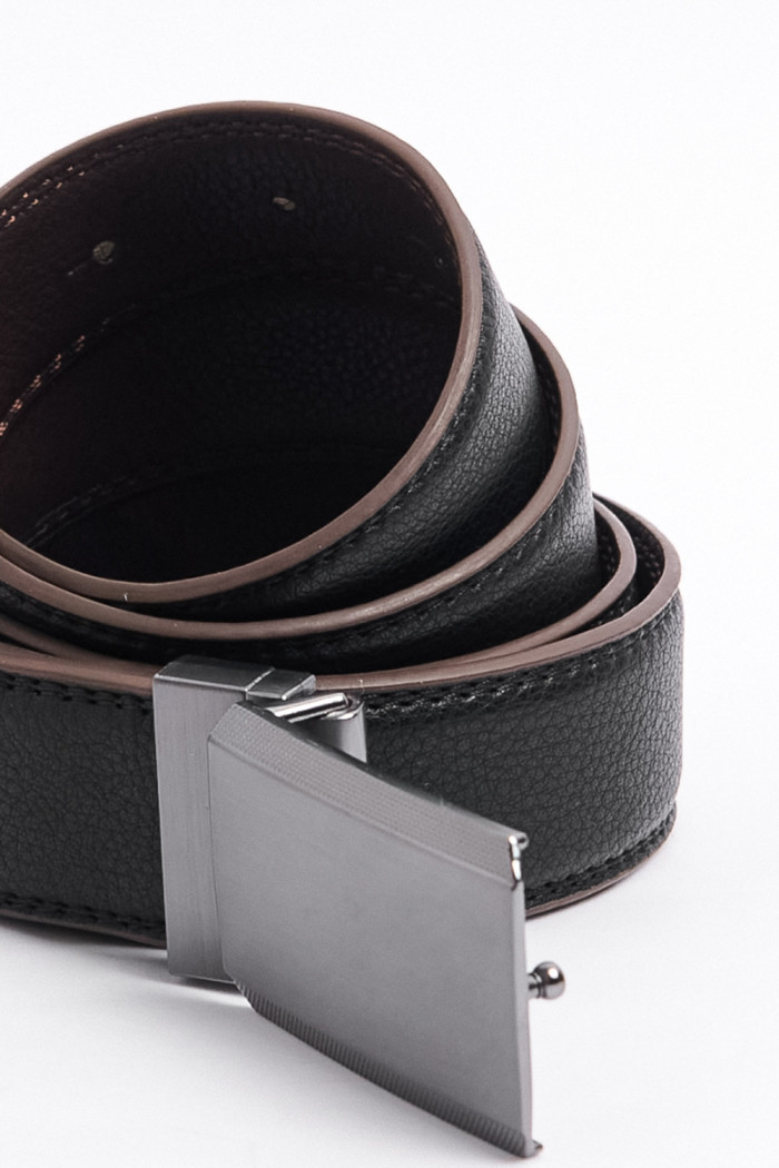Cinturón negro reversible con hebilla rectangular metálica