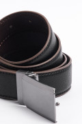 Cinturón negro reversible con hebilla rectangular metálica