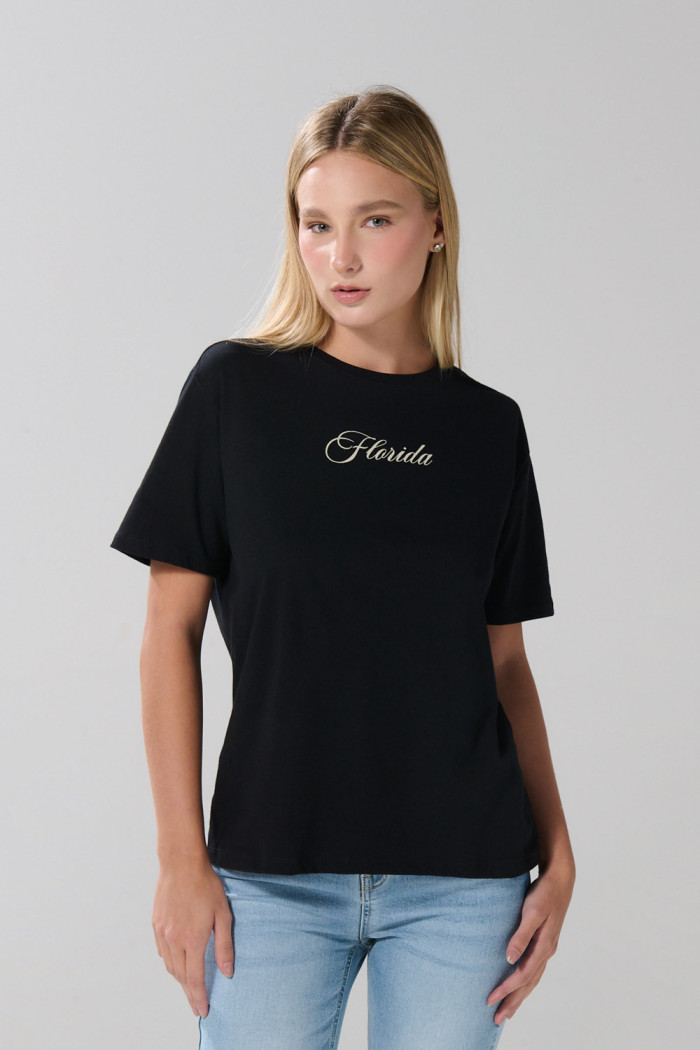Camiseta negra con texto college y cuello redondo