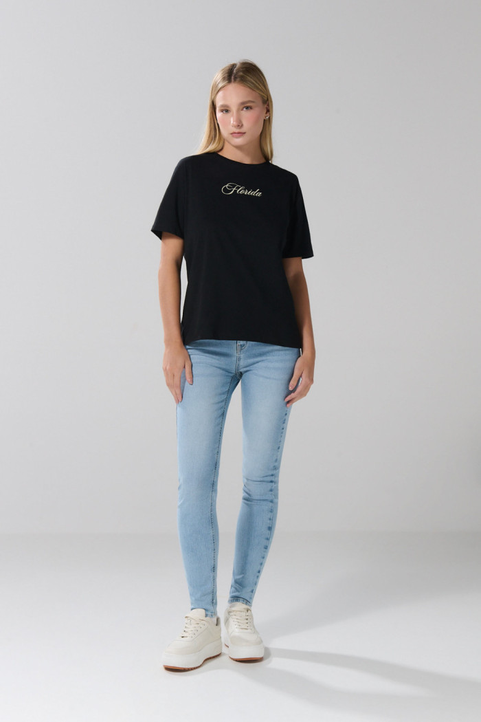 Camiseta negra con texto college y cuello redondo